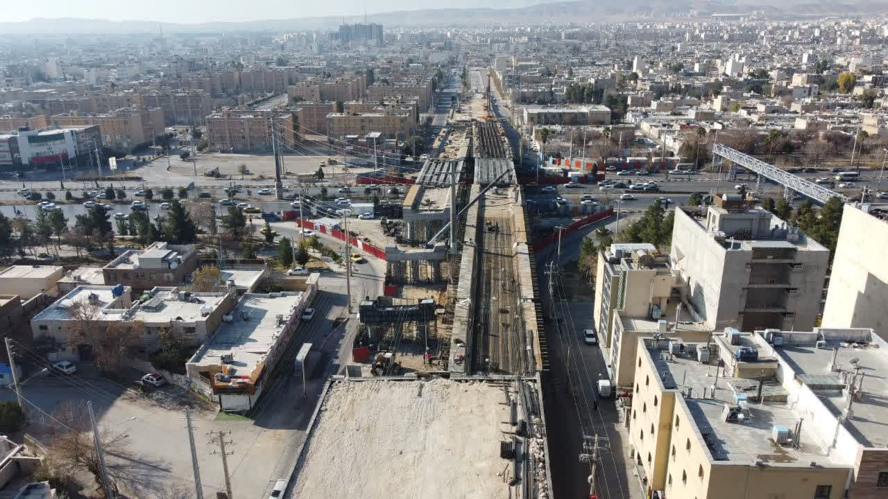 اجرای عملیات بتنریزی در عرشه تقاطع غیرهمسطح قائم-رحمت-احمدی