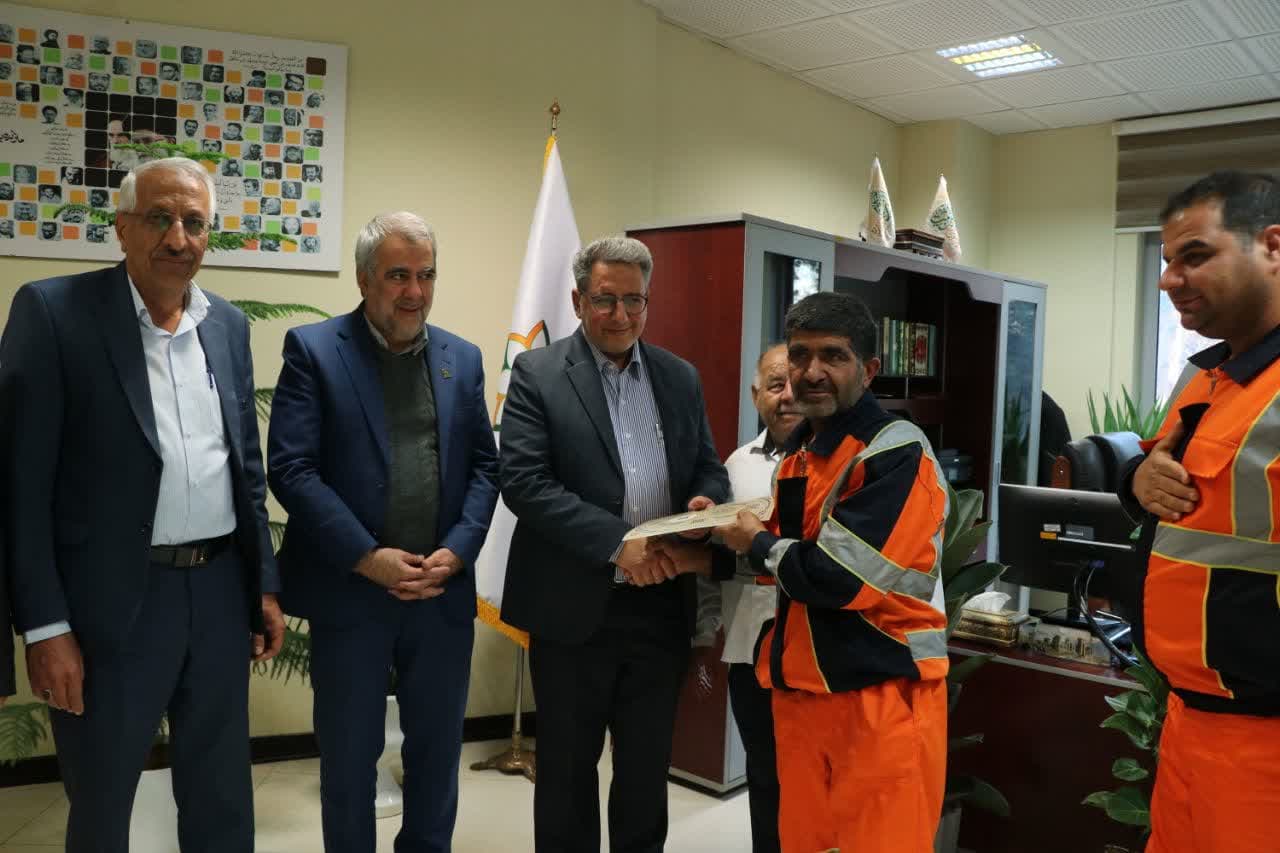 قدردانی و تکریم پاکبانان شهرداری منطقه ۲ در آستانه میلاد باسعادت امیرالمومنین علی (ع)