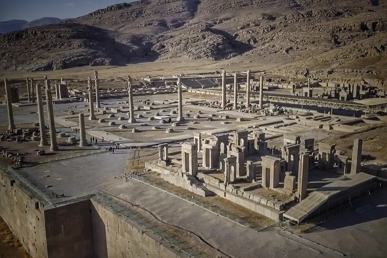 فرونشست به ۱۰ متری آرامگاه شاهان هخامنشی و ۳۰۰ متری تخت جمشید رسیده است