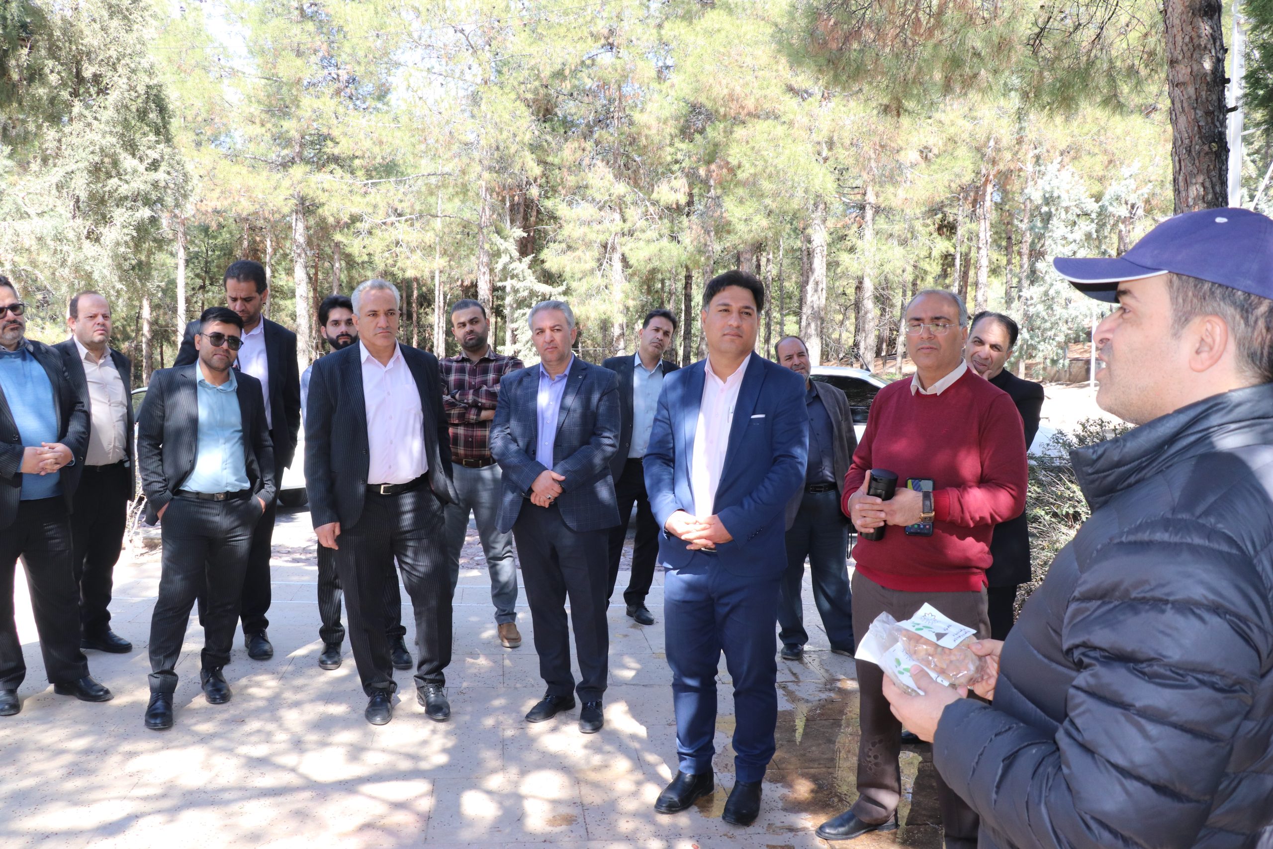 رئیس و مجموعه کارکنان سازمان مدیریت حمل‌ونقل بار شهرداری شیراز به پویش مردمی طرح زاگرس سبز پیوستند