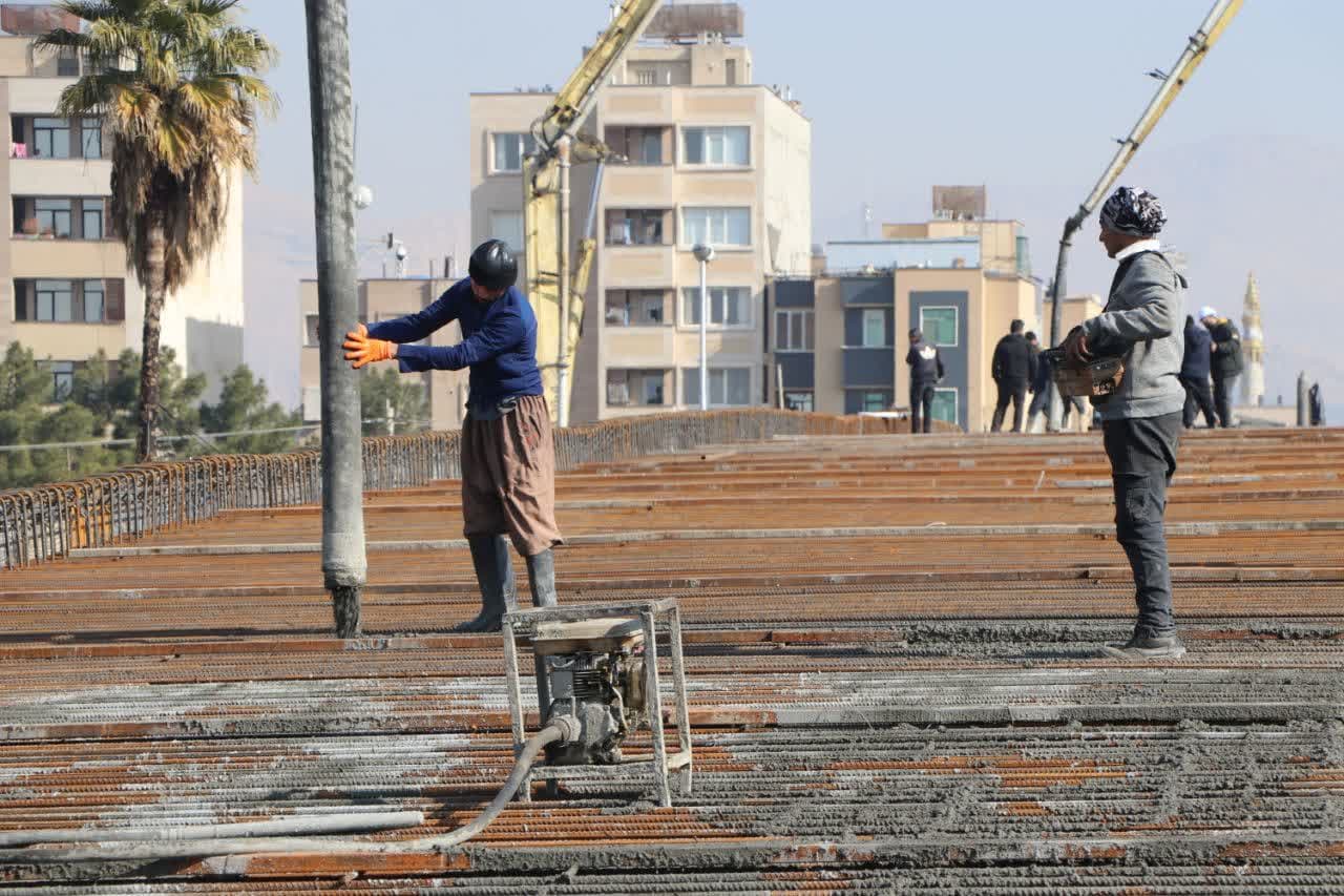 اجرای عملیات بتن‌ریزی در عرشه جنوب غربی پروژه قائم-رحمت-احمدی