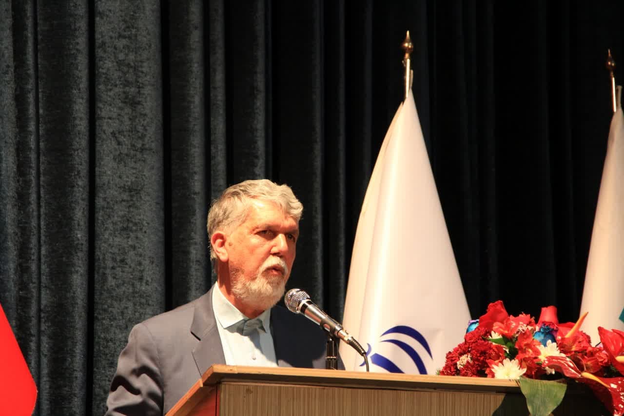 دو سرزمین فارس و خراسان پایگاه اصلی گسترش شعر و زبان فارسی باشند