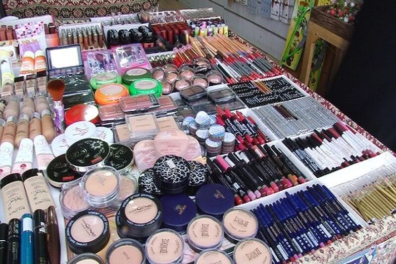 احتکار ۳۳ هزار عدد لوازم آرایشی در یک انبار