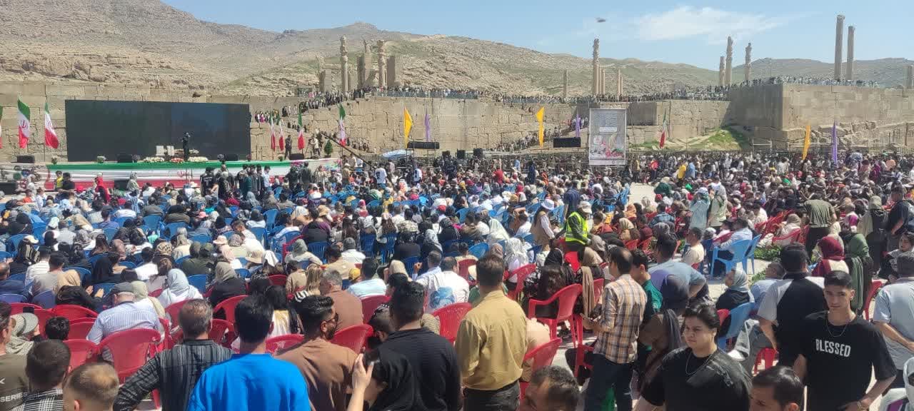 حضور ۲۸ هزار مسافر نوروزی در لحظه تحویل سال در مجموعه جهانی  تخت جمشید
