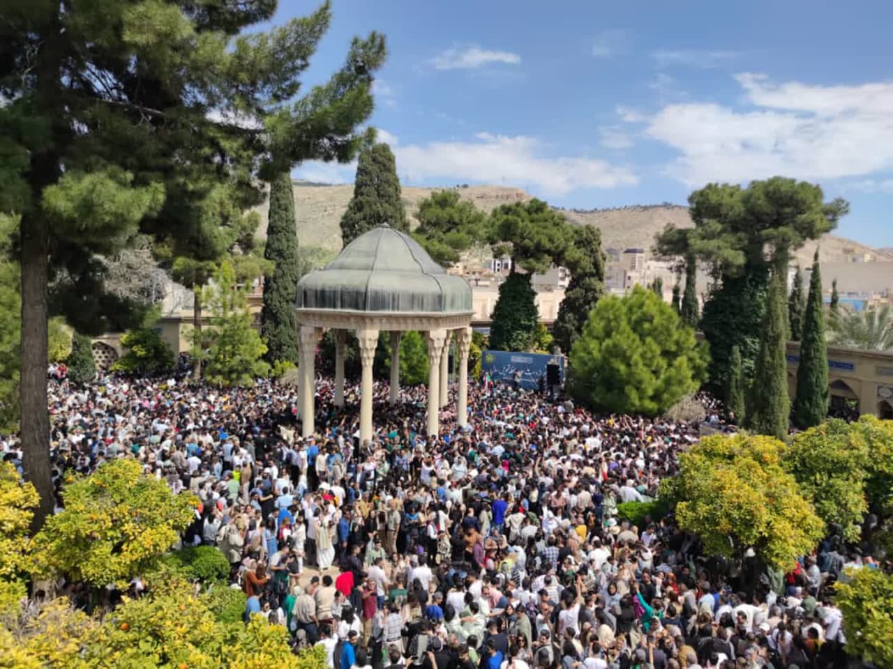 میزبانی حافظیه شیراز از ۳۷ هزار مسافر نوروزی در مراسم تحویل سال ۱۴۰۴