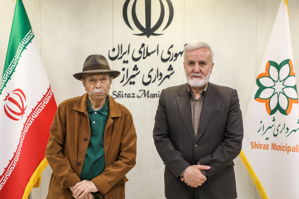 شبی به یاد ماندنی برای پاسداشت روز شیراز/ اعطا نشان شهروند افتخاری شیراز به استاد نصیریان