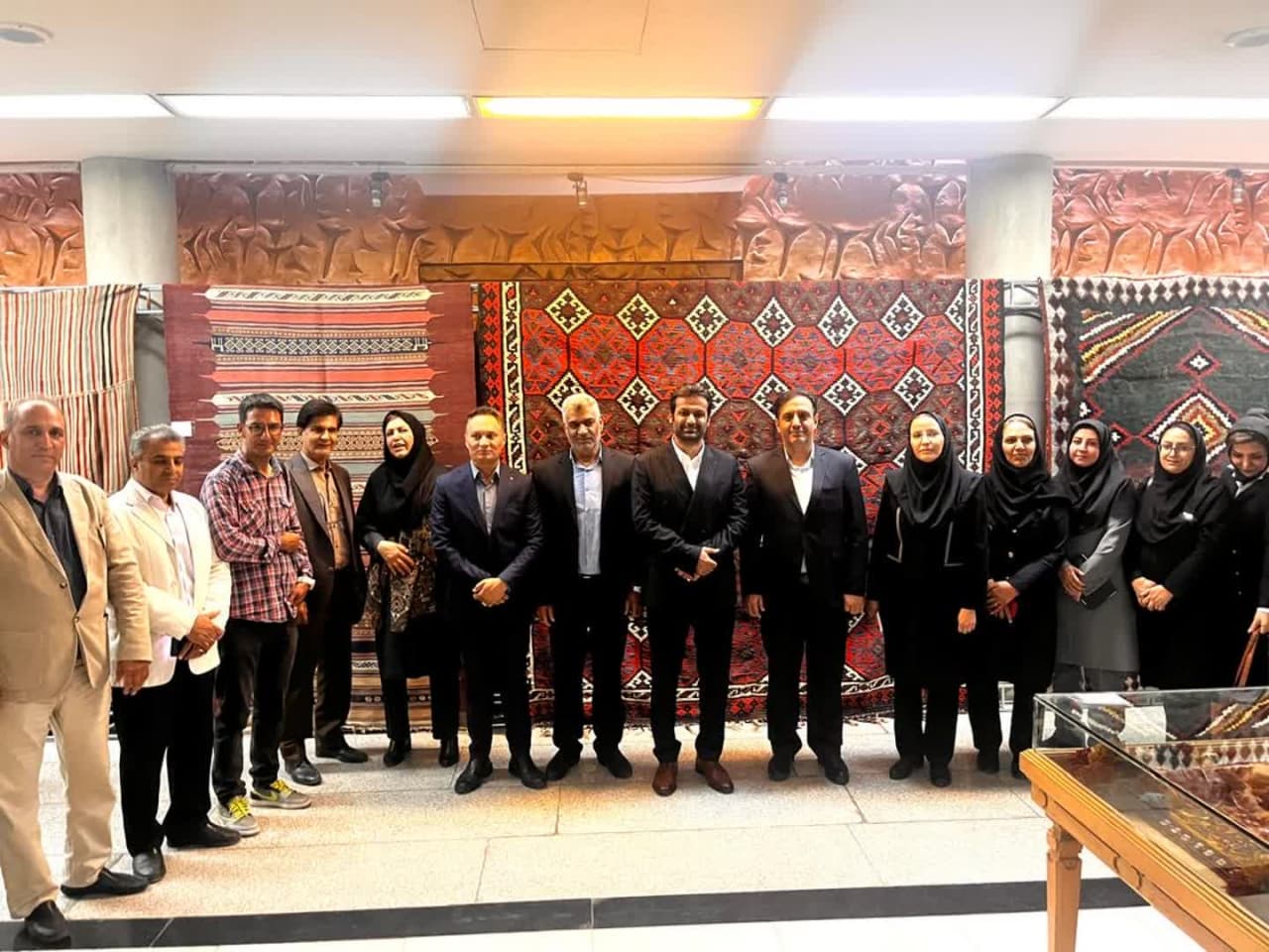 نمایش ۴۹ اثر از مجموعه دست بافته‌های اهدایی پرویز تناولی در مرکز اسناد و کتابخانه منطقه جنوب کشور