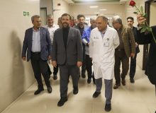 عیادت استاندار فارس از مجروحان حادثه واژگونی اتوبوس در محور فیروزآباد – کوار