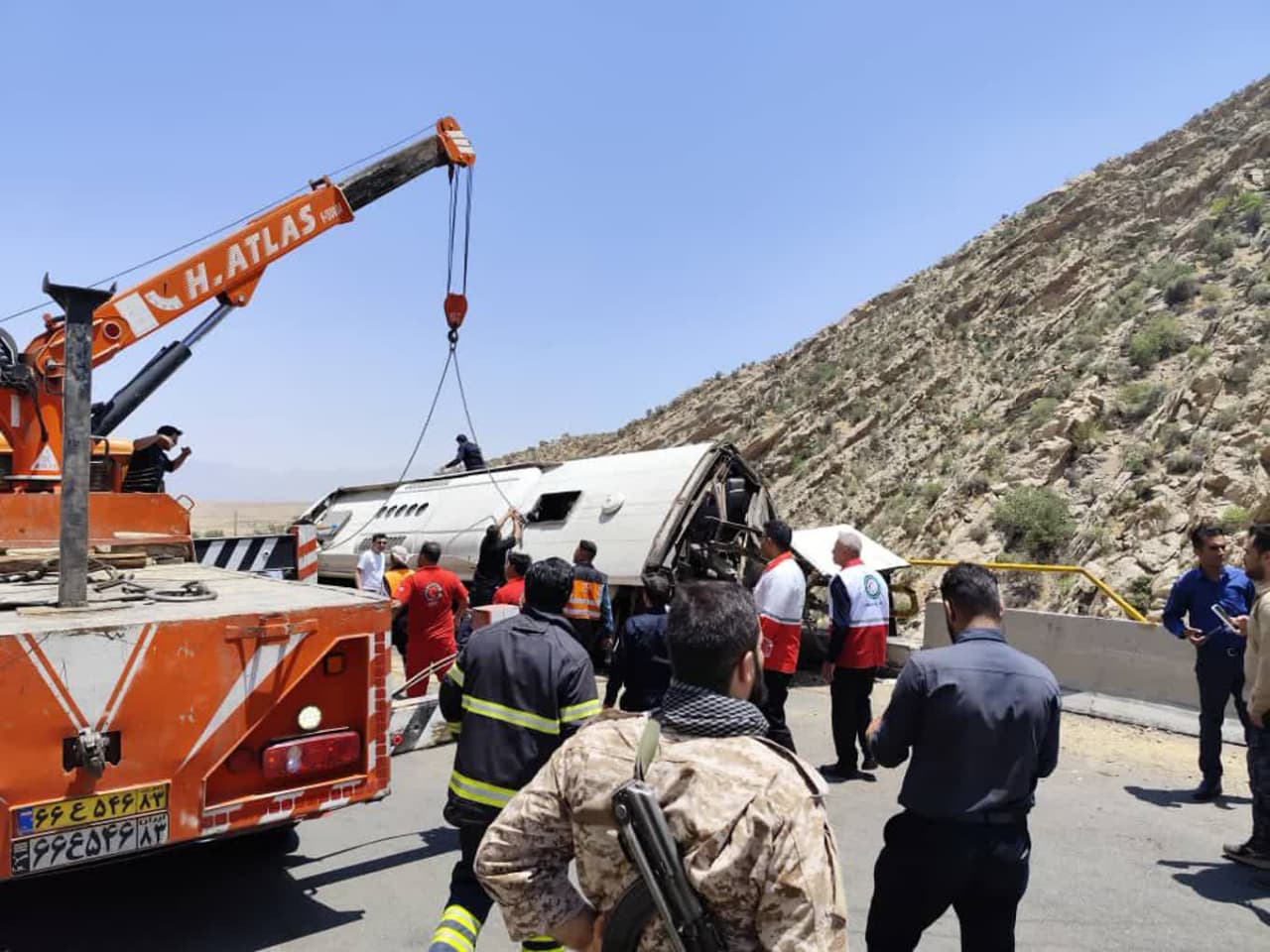واژگونی اتوبوس در جاده فیروزآباد به کوار با ۲۱ کشته و ۳۴ مصدوم