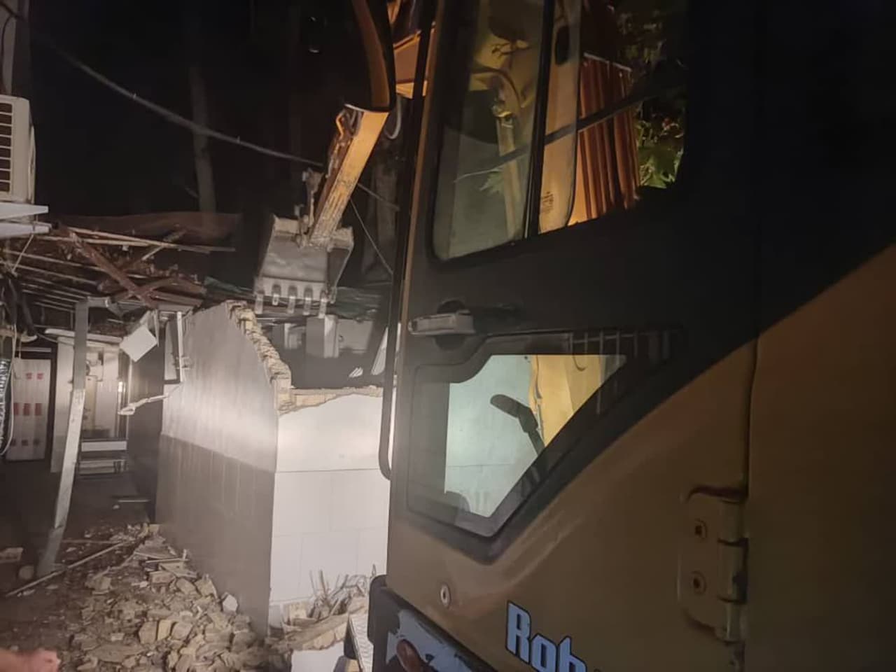 الحاقات غیرمجاز مدرسه مهر تابان تخریب شد