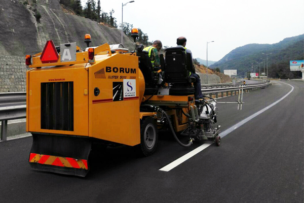 آغاز اجرای خط‌کشی گرم در محورهای پرتردد فارس