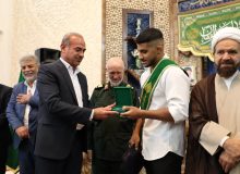 اهدای نشان خادمی حرم شاهچراغ(ع) به قهرمان کشتی فرنگی جهان