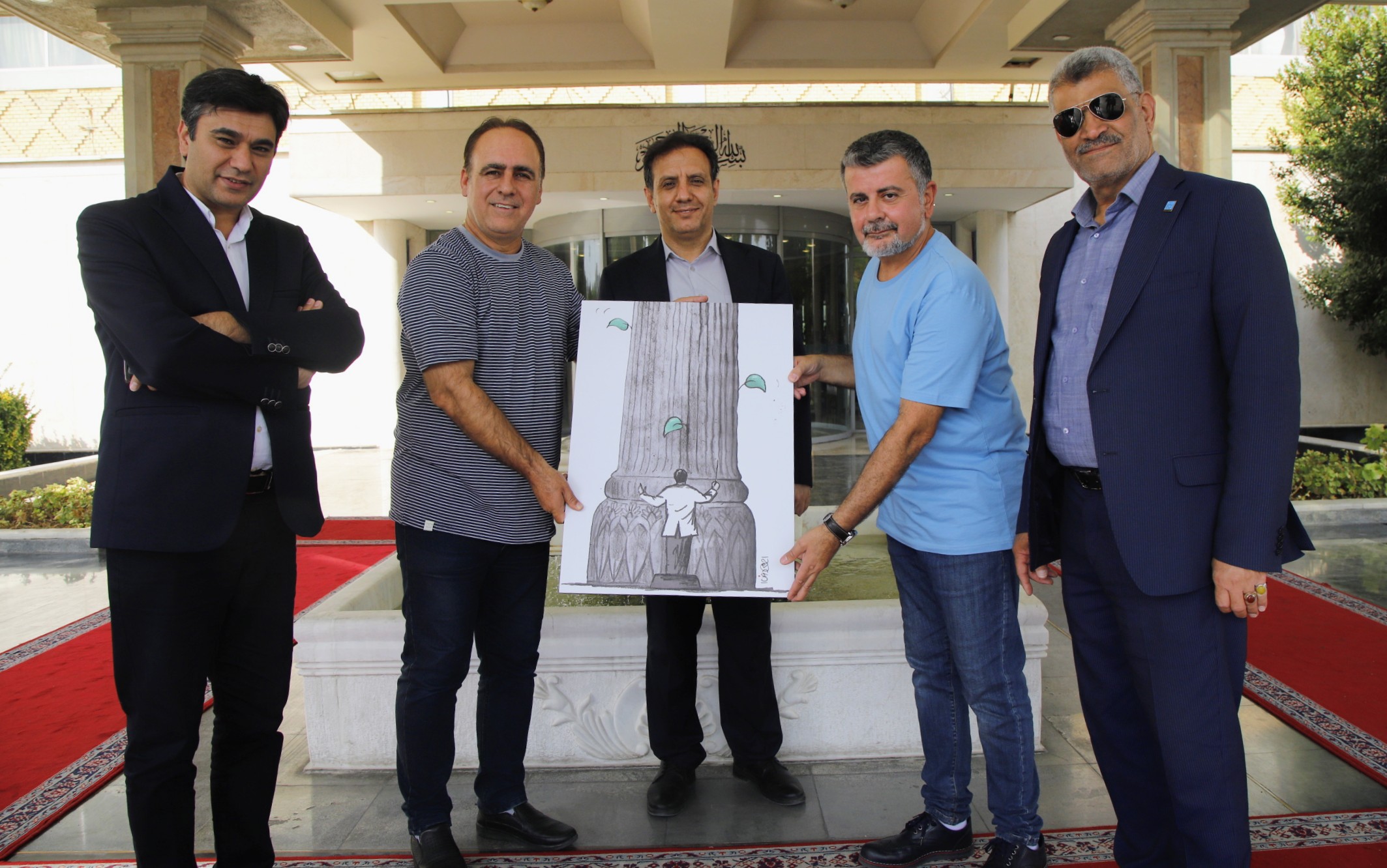 هدیه هنرمندانه کارتونیست شیرازی به رهبر ارکستر ارمنستان