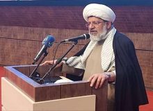 قیمت انقلاب با خون شهیدان سنجیده می‌شود