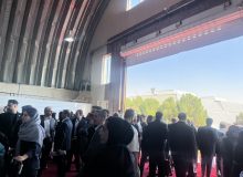 شلوغی و بی‌نظمی در افتتاحیه «شیراز اکسپو ۲۰۲۵»؛ مهمان‌ها ایستاده مراسم را تماشا کردند