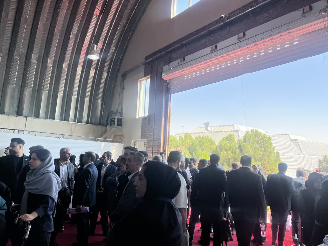 شلوغی و بی‌نظمی در افتتاحیه «شیراز اکسپو ۲۰۲۵»؛ مهمان‌ها ایستاده مراسم را تماشا کردند