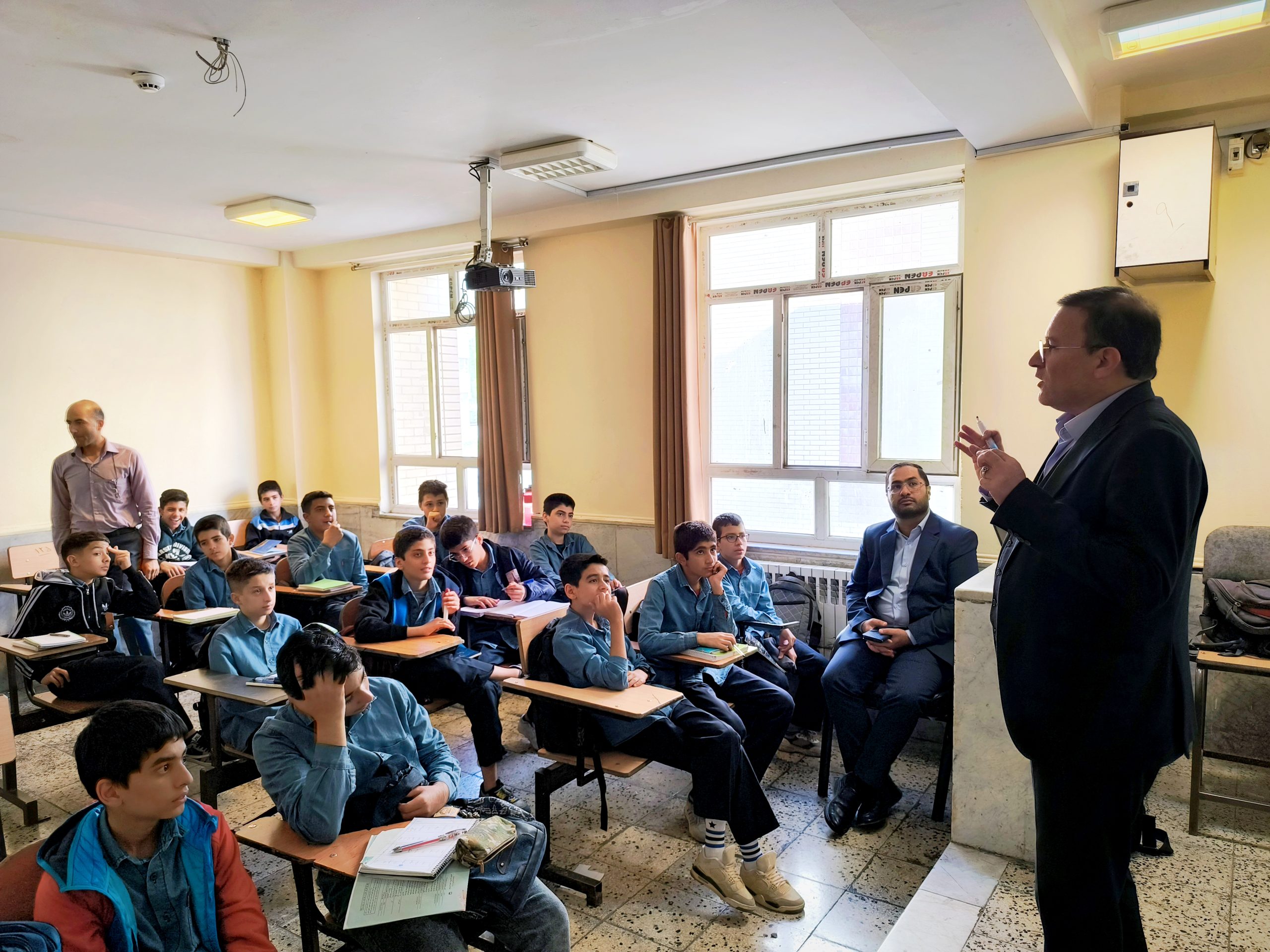 اجرای طرح آشنایی با پدافند غیرعامل در مدارس شهر صدرا