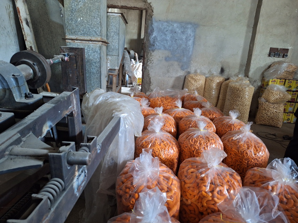 کشف بیش از ۶ تن انواع اسنک و پُفک غیربهداشتی در شیراز