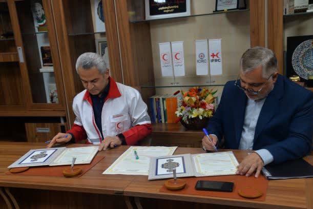 امضای میثاقنامه «طرح یاس» میان جمعیت هلالاحمر و کمیته امداد امام خمینی(ره) فارس