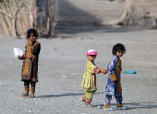 سیستان و بلوچستان نماد شکست عدالت آموزشی؛کودکانی که به‌جای رفتن به مدرسه سوخت جابه‌جا می‌کنند