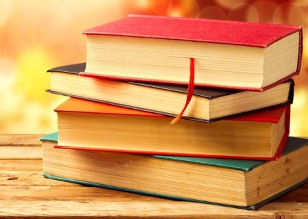 توزیع رایگان ۵۰۰ جلد کتاب در ایستگاه ارگ کریمخانی شیراز