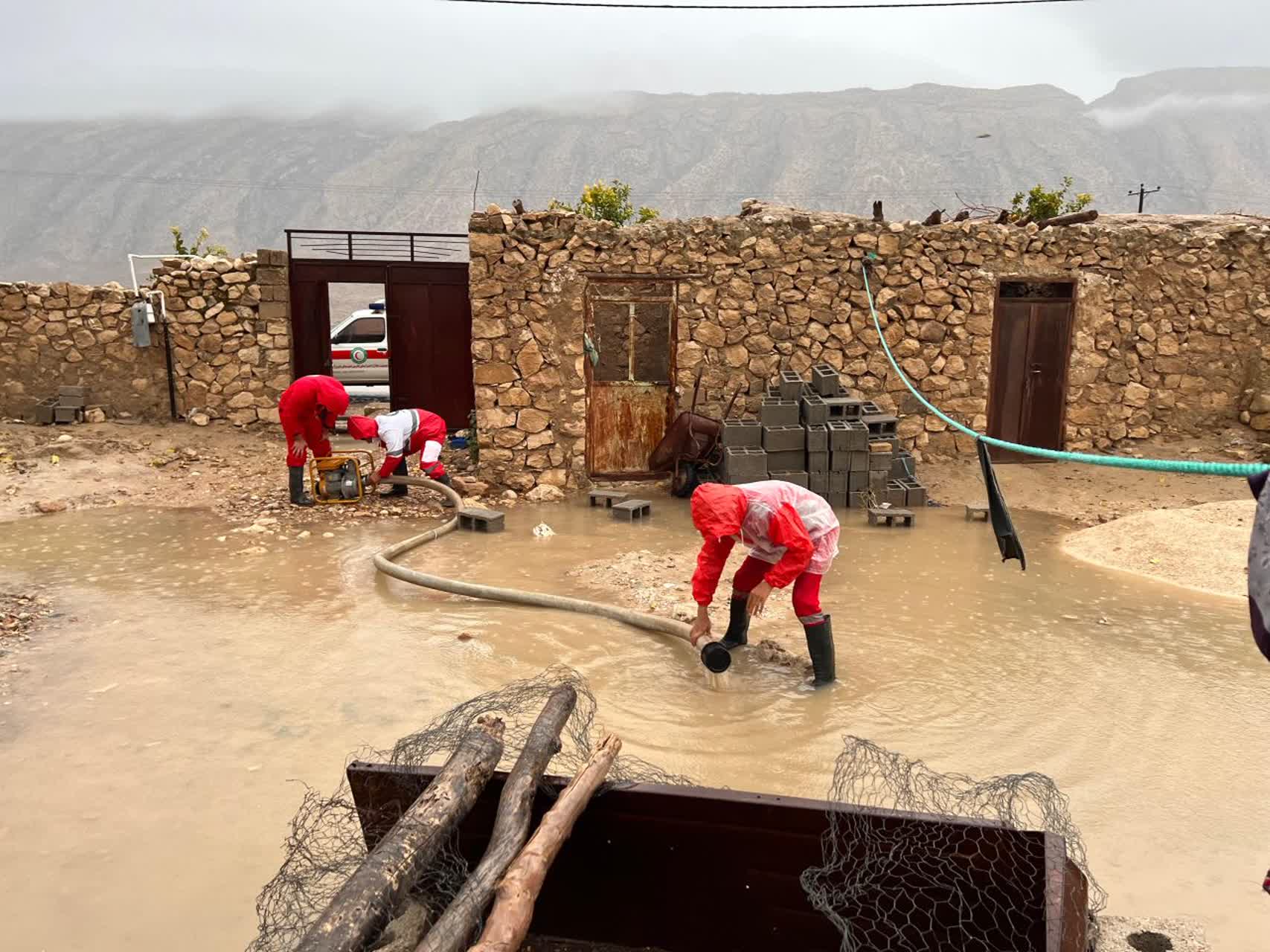 تداوم امدادرسانی هلالاحمر فارس به بیش از یک هزار و ۴۵۰ نفر طی بارشهای اخیر