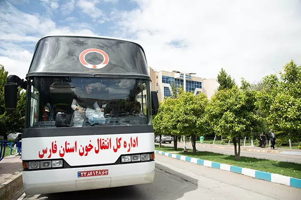 استقرار اتوبوس‌های سیار اهدای خون در حرم حضرت شاهچراغ(ع) همزمان با ایام اعتکاف