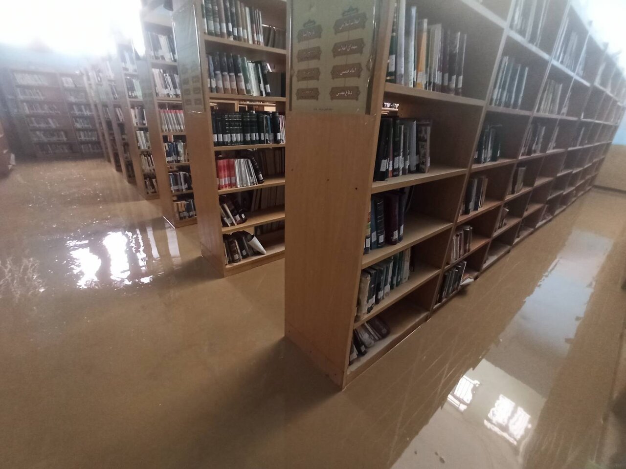 سیل نوروزی، به کتابخانه ۶۰ ساله جهرم آسیب جدی زد