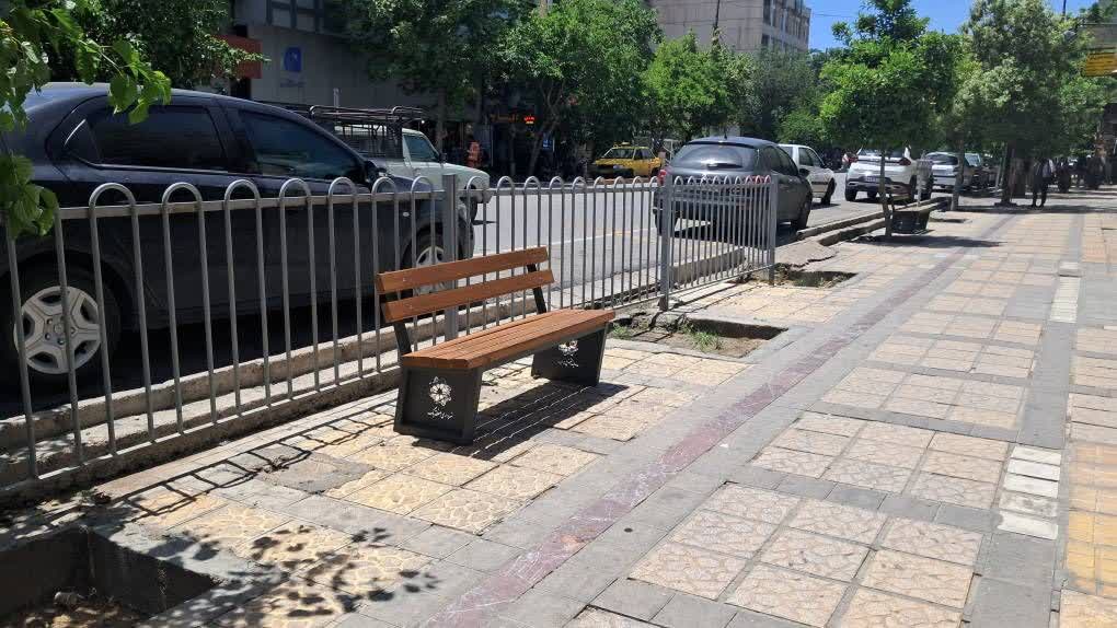 نصب ۳۰۰ نیمکت جدید در محورهای پرتردد منطقه یک شیراز