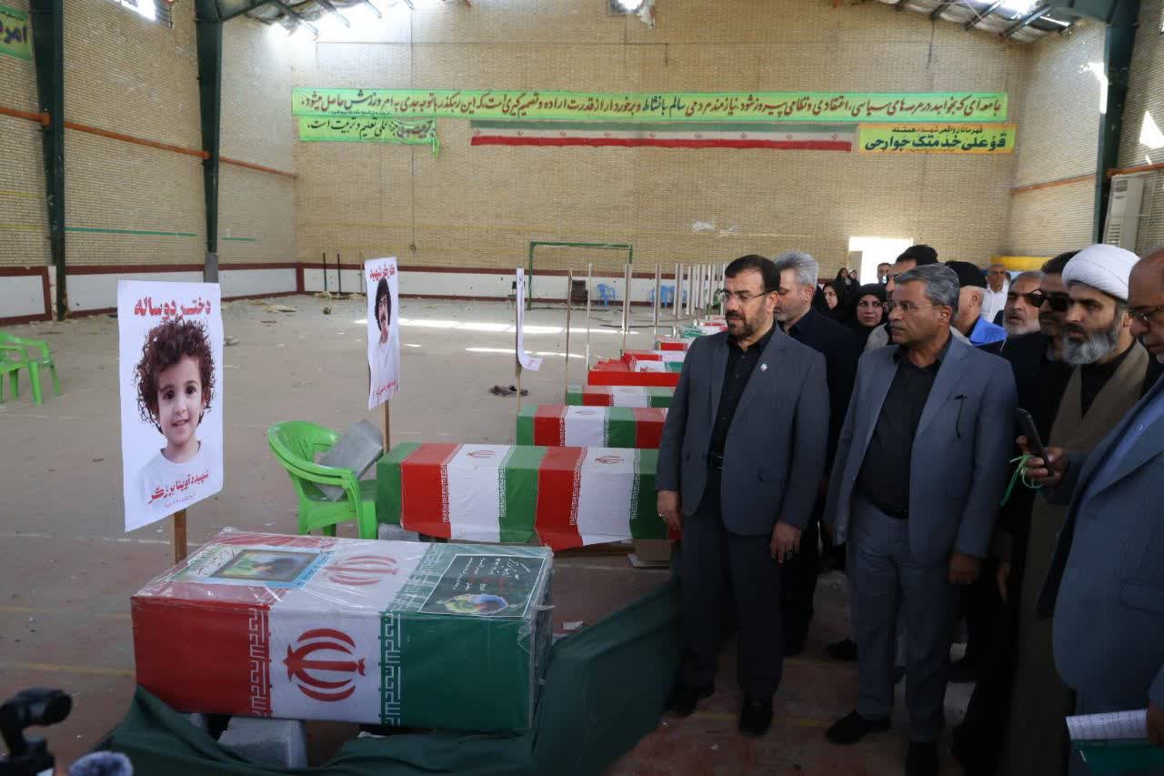 استاندار فارس در سفر به لامرد به مقام شهدای جنگ رمضان ادای احترام کرد