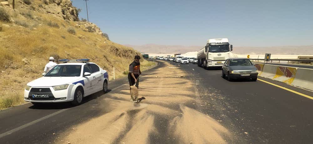 اقدام به‌موقع راهدار فارس مانع حوادث زنجیره‌ای در محور سروستان شد